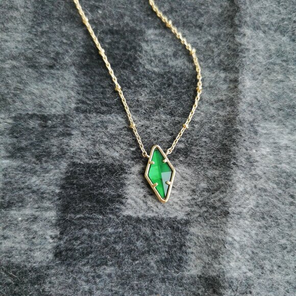 Authentic Kendra Scott Kinsley Gold Kelly Green Illusion Short Pendant Necklace - Picture 4 of 4